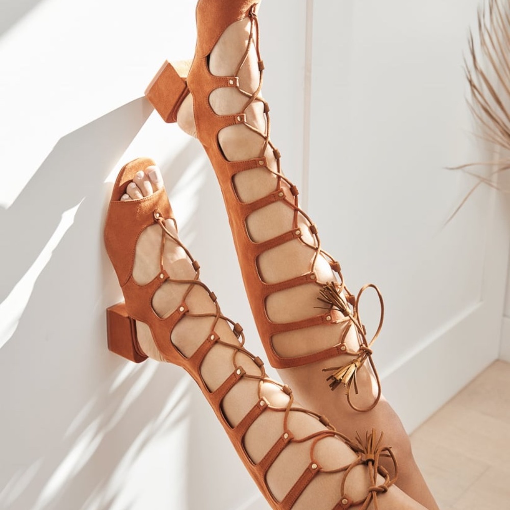 NWT JustFab Women Aurora Camel Tall Gladiator Strappy Tassel Sandals Size 7.5